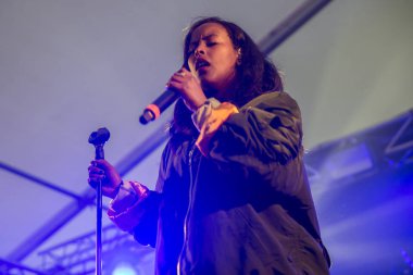 Traena, Norveç - 07 Temmuz 2016: İsveç merkezli Somalili şarkıcı Cherrie Hersi'nin Traenafestival'de konseri, traena adasında müzik festivali gerçekleşiyor