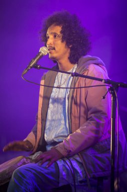 Traena, Norveç - 9 Temmuz 2016: Norveçli Punk Rock grubu Kuuk'un Traenafestival'deki konseri, küçük Traena adasında müzik festivali gerçekleşiyor