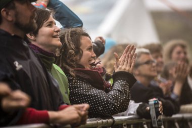 Traena, Norveç - 10 Temmuz 2013: Norveçli şarkıcı Hekla Stalstrenga'nın Traenafestival'deki konseri sırasında, küçük Traena adasında müzik festivali gerçekleşiyor