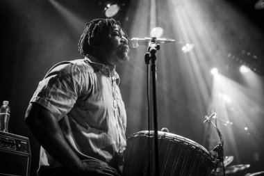 Amsterdam, Hollanda - 17 Şubat 2016: Paradiso Bitterzoet konser salonunda Mali Bko Quintet'ten Afrikalı grubun konseri.