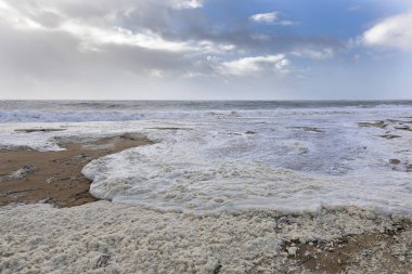 Fırtınadan önce deniz köpüklü plaj Carmen La Faute Sur Mer, Vendee, Fransa kıyılarını vurur