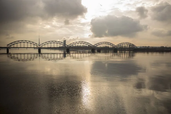 Pittoresk Uitzicht Metalen Spoorbrug Daugava Rivier Riga Letland — Stockfoto