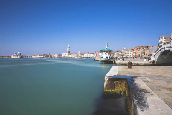 Длительный Обзор Голубой Бирюзовой Лагуны Венеции Кампанилой Заднем Плане Венеция — стоковое фото