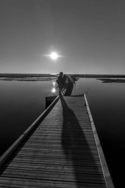 Silhouette Retroilluminata Uomo Che Cammina Pontone Legno Una Laguna Tramonto — Foto Stock