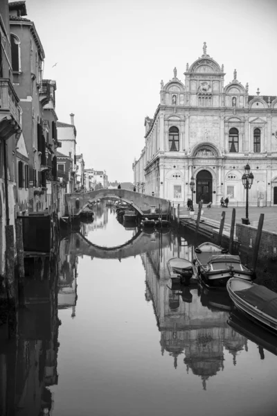 Venice Itália Dezembro 2015 Visão Preto Branco Típico Canal Romântico — Fotografia de Stock