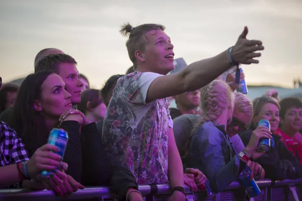 挪威特拉纳 2014年7月11日 人们在特拉埃纳音乐节上观看瑞典流行科技乐队登斯文斯卡 比约恩斯塔门的音乐会 音乐节在特拉埃纳小岛上举行 — 图库照片