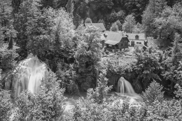 Chorvatská Vesnička Rastoke Říční Kaňonu Dřevěnými Domy Zelené Krajině Stromy — Stock fotografie