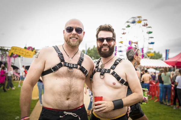 Amsterdam, Hollanda - 29 Temmuz 2017: Westerpark Milkshake Festivali'nde deri kayış yetiştiren eşcinsel erkekler