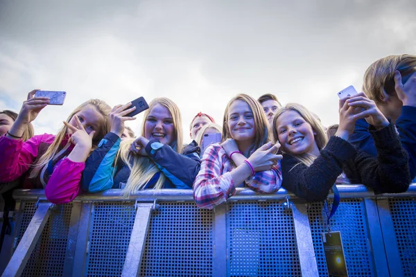 Traena Noruega Julio 2016 Audiencia Fans Animando Concierto Cantante Noruega —  Fotos de Stock
