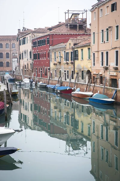 Typisk Liten Venetiansk Romantisk Kanal Dimman Venedig Italien — Stockfoto