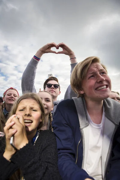 挪威特拉埃纳 2016年7月7日 在特劳纳节举行的挪威歌手Astrid S的音乐会上 在特劳纳小岛上举行音乐节 在观众中举起心形的手 — 图库照片