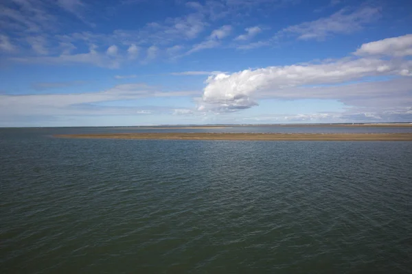 Морський Прибережний Пейзаж Водою Піщаним Берегом Білою Хмарою Біля Рояна — стокове фото