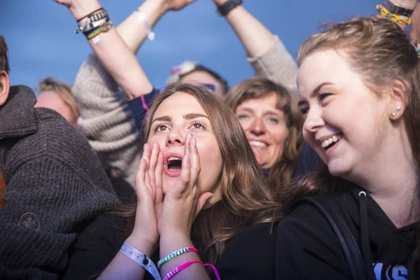 Traena, Norveç - 08 Temmuz 2016: Norveçli folk ve rock grubu Violet Road'un Traenafestival'deki konserinde seyirciler tezahürat yapıyor, Norveç'in küçük Traena adasında müzik festivali düzenleniyor