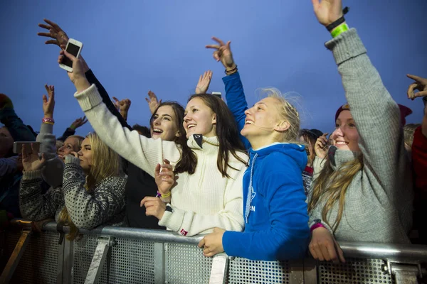 Traena Noruega Julho 2015 Fãs Animados Com Braços Concerto Banda — Fotografia de Stock