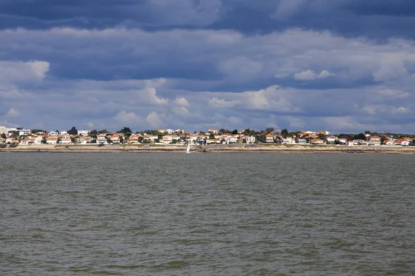 灰色の空 フランスとロイアンの海辺のリゾート地と海岸線の景色 — ストック写真
