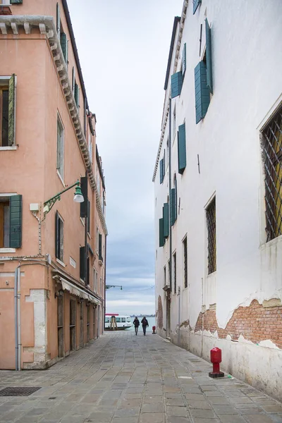 Ludzie Idąc Dół Typowy Mały Wąska Ulica Starego Miasta Wenecja — Zdjęcie stockowe