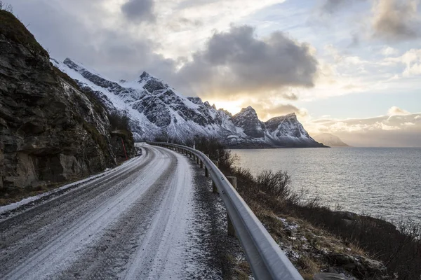 Norjan Maisema Pienellä Tiellä Meren Rannalla Vuonossa Talvella Nordland Norja — kuvapankkivalokuva