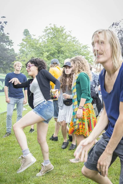 Ámsterdam Países Bajos Julio 2015 Público Bailando Durante Concierto Banda — Foto de Stock