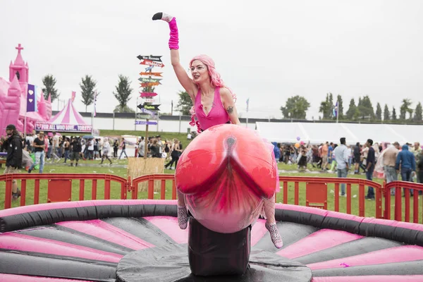 Amsterdam Holandia Lipiec 2017 Kobieta Ubrana Jak Różowy Flaming Jazda — Zdjęcie stockowe