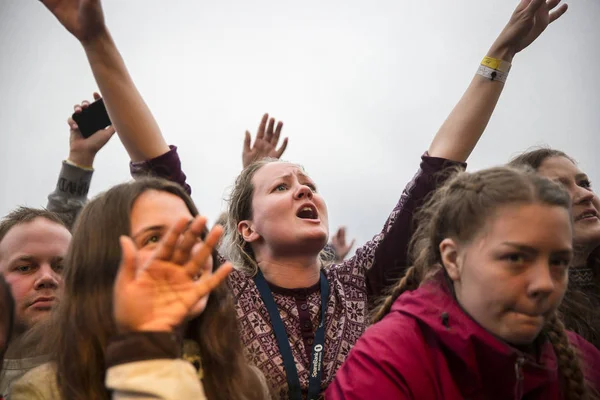 Traena Norvegia Luglio 2016 Pubblico Applaude Concerto Del Musicista Cantautore — Foto Stock