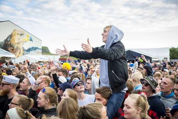 Traena Noruega Julio 2016 Audiencia Fans Animando Concierto Cantante Noruega — Foto de Stock