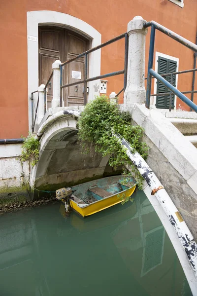 Canal Romántico Con Agua Verde Turquesa Pequeño Puente Venecia Italia — Foto de Stock
