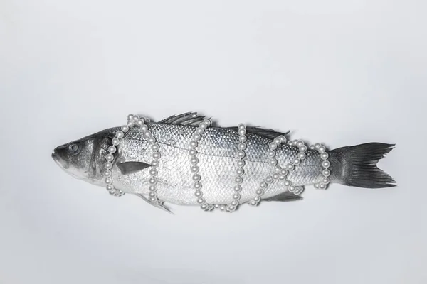 Surrealistische Isolierte Fische Mit Perlenkette Magritte Inspiriert — Stockfoto