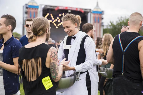 Amsterdam Nederländerna Juli 2017 Massör Föreslår Handmassage Milkshake Festival Westerpark — Stockfoto