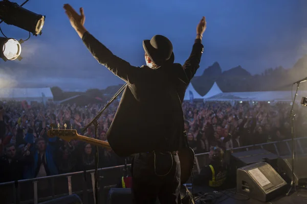 Traena, Norveç - 08 Temmuz 2016: Norveçli folk ve rock grubu Violet Road'un Traenafestival'de konseri, Norveç'in küçük Traena adasında müzik festivali düzenleniyor