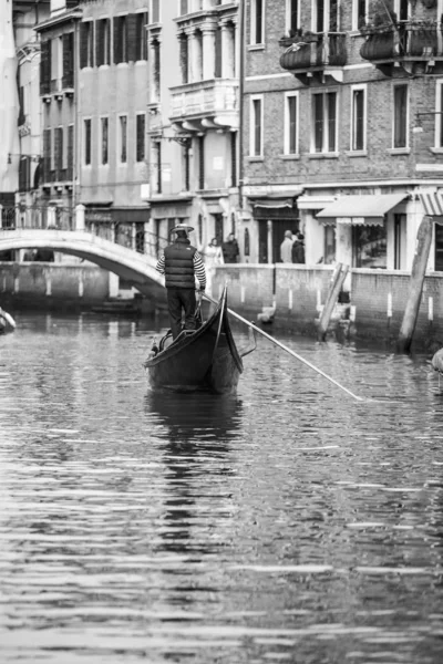 Gondolier Remo Sua Gôndola Canal Veneziano Veneza Itália — Fotografia de Stock