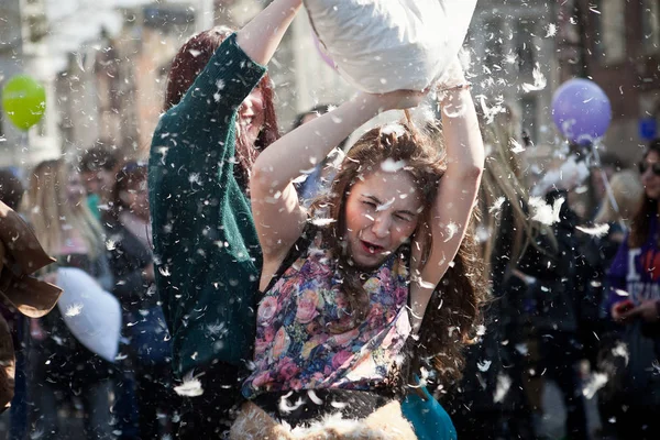 Amsterdam, Hollanda, Noord Holland - 5 Nisan 2014 Cumartesi - Baraj Meydanı'nda Yastık Savaşı