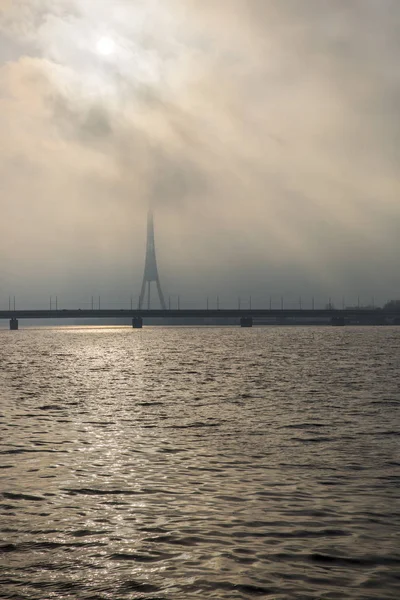 Arka Planda Kulesi Olan Daugava Nehri Manzarası Letonya — Stok fotoğraf
