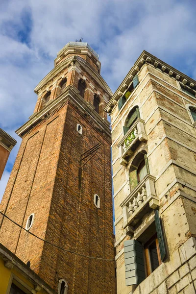 Dynamiczny Widok Perspektywiczny Kościół Wieży Weneckiej Dzwonu Spod Wenecja Włochy — Zdjęcie stockowe