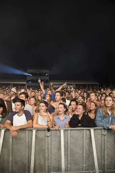 Nyon, İsviçre - 18 Temmuz 2017: Paleo Festivali'nde Fransız elektronik müzisyeni Petit Biscuit'in konserinde genç hayranların dinleyicileri