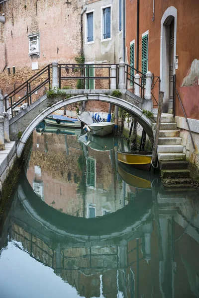 Romantischer Kanal Mit Grünem Türkisfarbenem Wasser Und Kleiner Brücke Venedig — Stockfoto