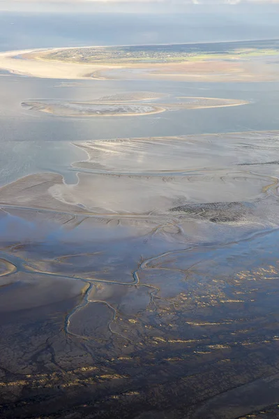 Vista Aérea Costa Llana Lodo Marea Baja Con Agua Serpenteando — Foto de Stock