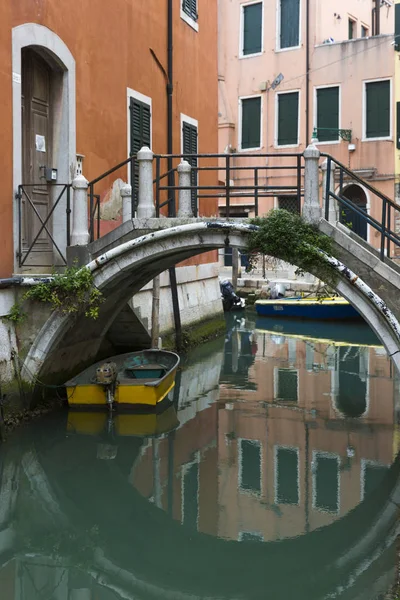 Романтический Канал Зеленой Бирюзовой Водой Маленьким Мостом Венеция Италия — стоковое фото