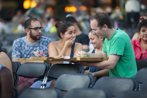 Amsterdam, Hollanda - 24 Ağustos 2016: 18-27/08/2016 tarihleri arasında düzenlenen Dünya Sineması Amsterdam'da, Marie Heinekenplein'de Arjantin filmi Road to la Paz'ın açık hava gösteriminde izleyiciler