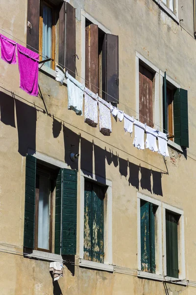 Typisk Venetiansk Husfasad Med Bärraketer Hängande Tork — Stockfoto