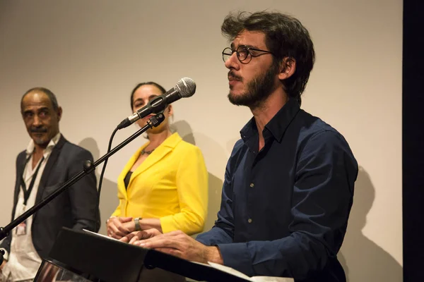 Amsterdam, Hollanda - 22 Ağustos 2015: Dünya Sineması Amsterdam festivali sırasında Rialto Sineması'nda ödül töreni, 14-23/08/2015 tarihleri arasında düzenlenen dünya film festivali. Kazanan Necktie Gençlik için yönetmen Sibs Shongwe oldu.