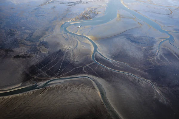 çamur ve kum banka su sarma ile düşük gelgit mudflat kıyı şeridi havadan görünümü, Frizya adası Ameland, Hollanda