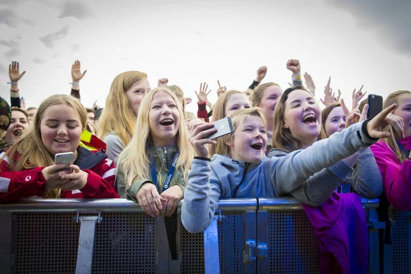 Traena Norway July 2016 Audience Fans Cheering Concert Norwegian Singer — Stock Photo, Image