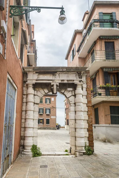 Strada Veneziana Con Vecchio Arco Facciata Arancione Venezia Italia — Foto Stock