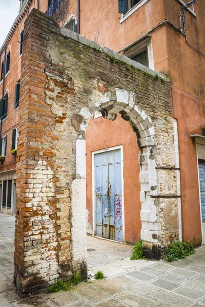 Strada Veneziana Con Vecchio Arco Facciata Arancione Porta Legno Blu — Foto Stock