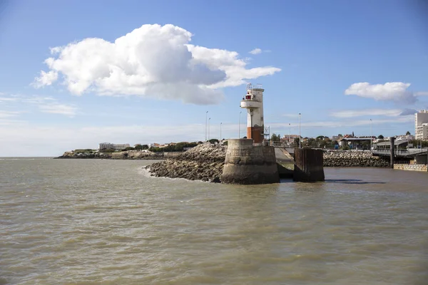小さな赤と白の灯台 フランスとロイヤンの港の入り口 — ストック写真