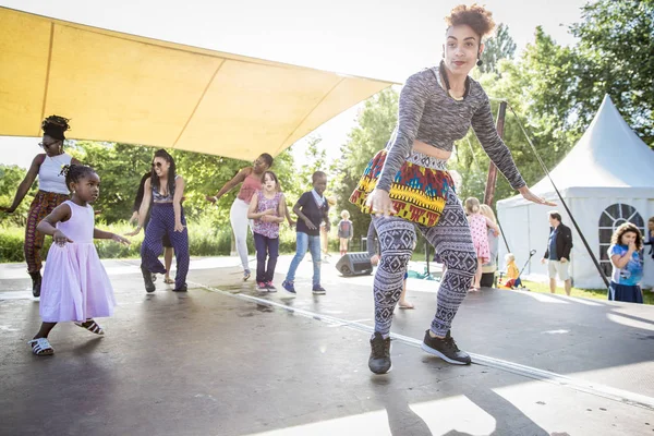 荷兰阿姆斯特丹 2015年7月5日 阿姆斯特丹根露天的非洲舞蹈工作坊 于2015年7月5日在弗兰肯代尔公园举行文化节 — 图库照片