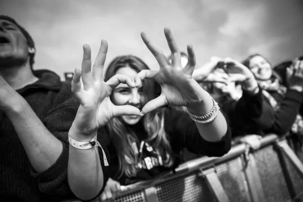 Traena, Norveç - 08 Temmuz 2016: Norveçli folk ve rock grubu Violet Road'un Traenafestival'deki konserinde seyirciler tezahürat yapıyor, Norveç'in küçük Traena adasında müzik festivali düzenleniyor