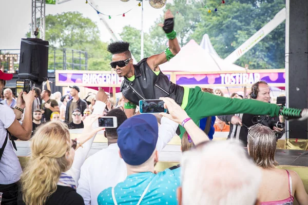 Ámsterdam Países Bajos Julio 2017 Artista Actuando Milkshake Festival Westerpark —  Fotos de Stock