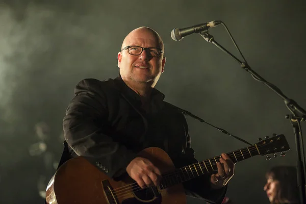 Amsterdam, Hollanda - 27 Kasım 2016: Amerikan alternatif indie rock grubu The Pixies'in solisti Black Francis Heineken Music Hall'da sahne alıyor