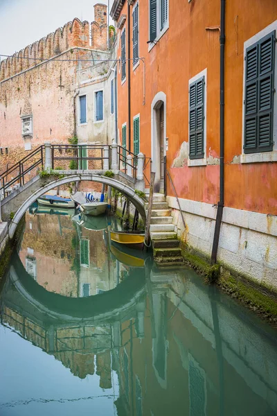Романтический Канал Зеленой Бирюзовой Водой Маленьким Мостом Венеция Италия — стоковое фото